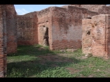 03989 ostia - regio i - insula v-vi - portico est e ovest di pio ix and loggias (i,v,2 - i,vi,1) - cardo maximus - li - laden 7 - 09-2022.jpg